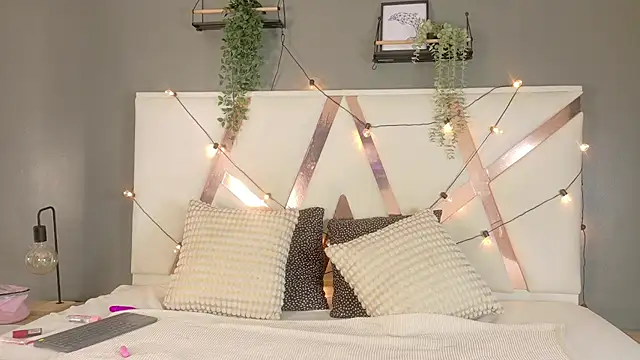 Snapshot of AriannaLux__ chatting on April 9, 2026, 7:53 pm AriannaLux online show from April 9, 2026, 7:53 pm