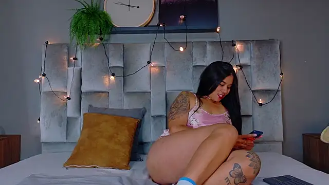 Snapshot of AriannaLux__ chatting on April 15, 2026, 7:58 pm AriannaLux online show from April 15, 2026, 7:58 pm