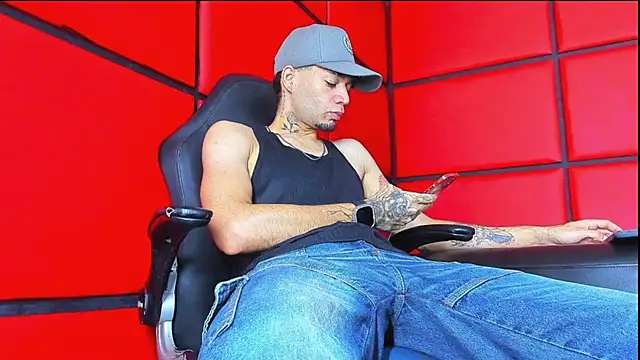Snapshot of Daniel_huge22 chatting on May 13, 2026, 1:51 pm Daniel huge22 online show from May 13, 2026, 1:51 pm
