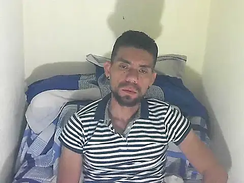 Snapshot of thomas2wood chatting on June 1, 2026, 12:33 am thomas2wood online show from June 1, 2026, 12:33 am