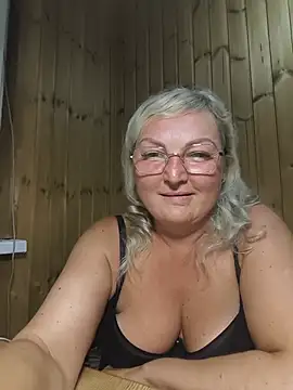 Snapshot of White-Chocolatte chatting on July 18, 2026, 6:27 pm White-Chocolatte online show from July 18, 2026, 6:27 pm