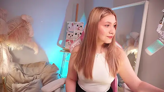 Snapshot of Emilicious chatting on April 16, 2026, 5:30 am Emilicious online show from April 16, 2026, 5:30 am