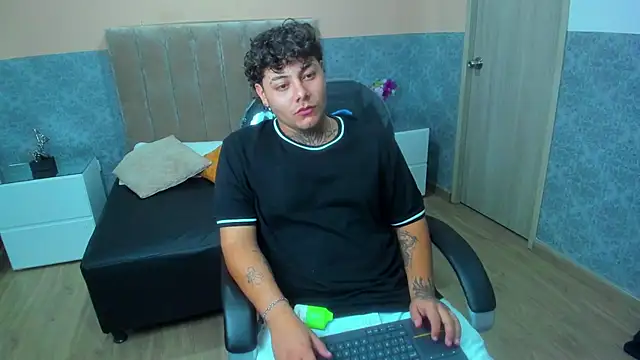 Snapshot of DAMON_SALVATTORE chatting on April 11, 2026, 3:47 am DAMON SALVATTORE online show from April 11, 2026, 3:47 am