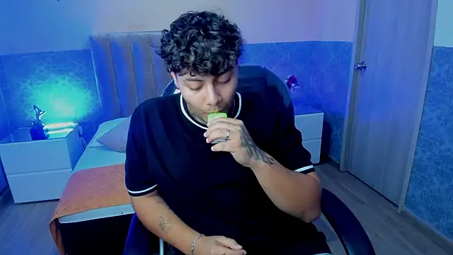 Snapshot of DAMON_SALVATTORE chatting on April 16, 2026, 3:29 am DAMON SALVATTORE online show from April 16, 2026, 3:29 am