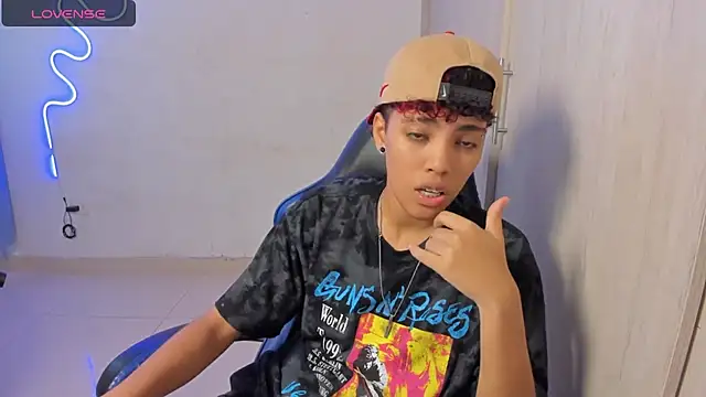 axel luxxx online show from April 15, 2026, 7:58 pm