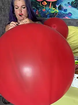 Snapshot of QueenOfBalloons chatting on July 17, 2026, 6:32 am QueenOfBalloons online show from July 17, 2026, 6:32 am