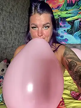 Snapshot of QueenOfBalloons chatting on July 24, 2026, 10:55 am QueenOfBalloons online show from July 24, 2026, 10:55 am