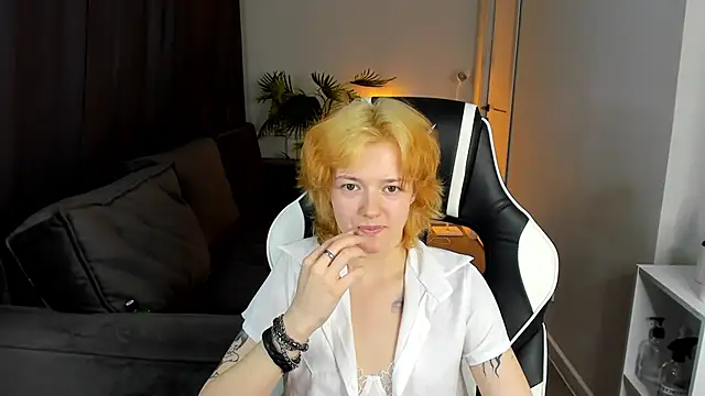 Snapshot of Star_Bee chatting on April 15, 2026, 8:42 am Star Bee online show from April 15, 2026, 8:42 am