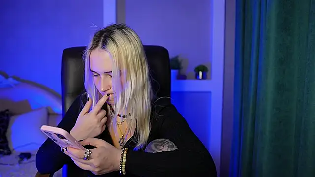 LilElfies online show from April 18, 2026, 7:58 pm