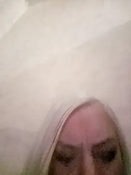 Julia20X online show from April 10, 2026, 6:26 pm