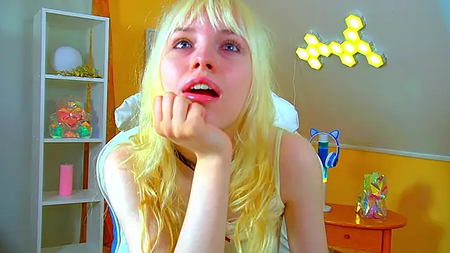 Snapshot of HannahHollis chatting on July 5, 2026, 6:31 am HannahHollis online show from July 5, 2026, 6:31 am