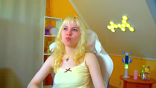 Snapshot of HannahHollis chatting on June 25, 2026, 6:18 am HannahHollis online show from June 25, 2026, 6:18 am