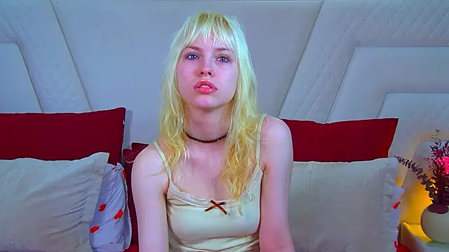 Snapshot of HannahHollis chatting on June 30, 2026, 6:13 am HannahHollis online show from June 30, 2026, 6:13 am