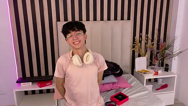 Snapshot of Twink_Sebas7 chatting on June 27, 2026, 7:20 pm Twink Sebas7 online show from June 27, 2026, 7:20 pm