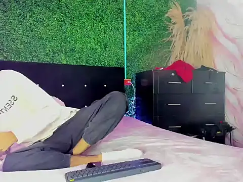 Snapshot of rafael_velvet chatting on April 12, 2026, 1:47 pm rafael velvet online show from April 12, 2026, 1:47 pm