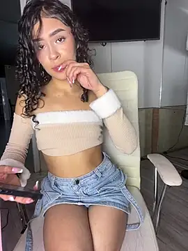Snapshot of AlanaMartinez_Pink chatting on May 29, 2026, 2:06 am AlanaMartinez Pink online show from May 29, 2026, 2:06 am