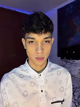 Snapshot of RoughDiamond_ chatting on April 13, 2026, 5:33 am RoughDiamond online show from April 13, 2026, 5:33 am