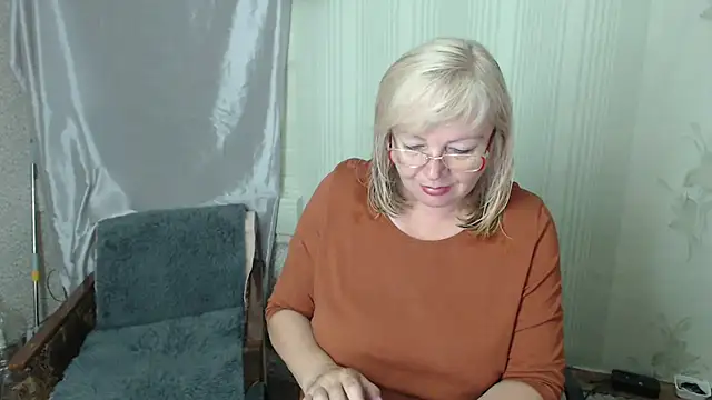 Snapshot of LavandaMay chatting on July 7, 2026, 8:23 pm LavandaMay online show from July 7, 2026, 8:23 pm