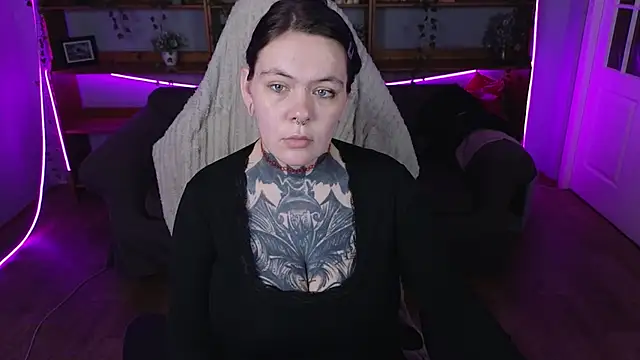 Snapshot of QwertyAnnie_Lbo chatting on April 27, 2026, 12:19 am QwertyAnnie Lbo online show from April 27, 2026, 12:19 am