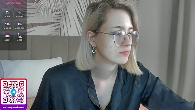 Snapshot of Lizzyvega chatting on May 25, 2026, 1:49 am Lizzyvega online show from May 25, 2026, 1:49 am