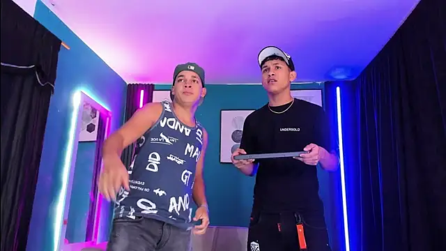 Snapshot of _HotWildwolves chatting on April 11, 2026, 8:23 pm HotWildwolves online show from April 11, 2026, 8:23 pm