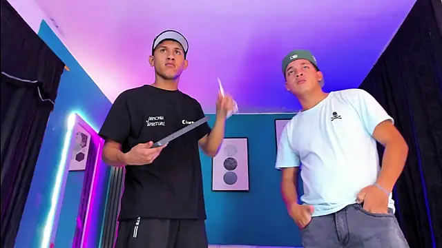 Snapshot of _HotWildwolves chatting on April 9, 2026, 11:55 pm HotWildwolves online show from April 9, 2026, 11:55 pm