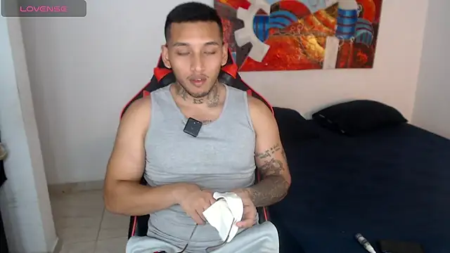 Snapshot of Andymanfit chatting on April 11, 2026, 10:24 pm Andymanfit online show from April 11, 2026, 10:24 pm