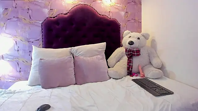 luna bloomm  online show from May 22, 2026, 5:27 am