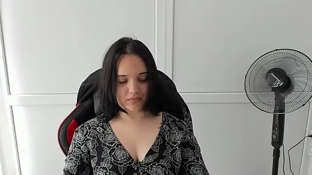 Snapshot of Caroline_cutte chatting on June 9, 2026, 6:47 am Caroline cutte online show from June 9, 2026, 6:47 am