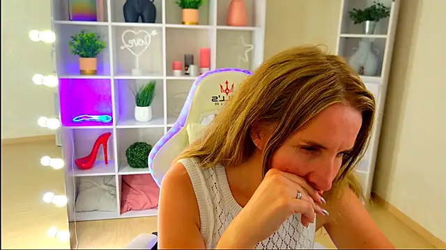 Snapshot of MollyLoll chatting on July 1, 2026, 10:59 am MollyLoll online show from July 1, 2026, 10:59 am