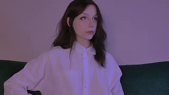 claire bennett  online show from April 15, 2026, 1:22 am