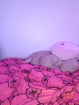 ChocolatCoveredStrawberry online show from April 19, 2026, 6:58 am