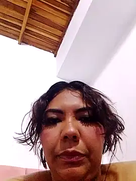 Izel  online show from April 16, 2026, 4:02 am