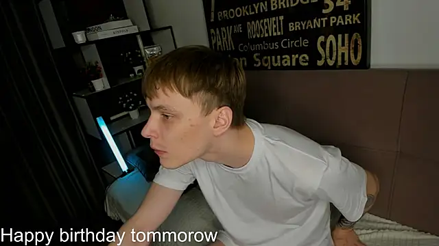 TwinkWhite online show from May 14, 2026, 9:01 pm