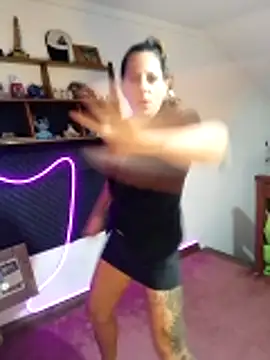 LauKiss online show from April 16, 2026, 7:14 pm