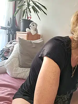 Snapshot of Blond_lady_czech chatting on July 10, 2026, 5:46 pm Blond lady czech online show from July 10, 2026, 5:46 pm