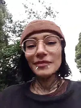 Snapshot of vibre__ chatting on April 14, 2026, 8:25 pm vibre online show from April 14, 2026, 8:25 pm