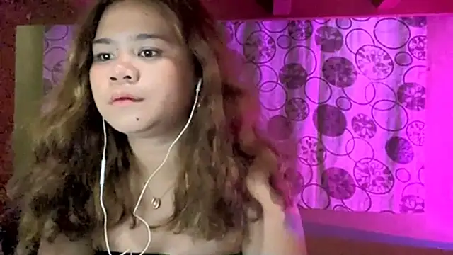 ElodiaSebourn online show from April 13, 2026, 1:59 pm