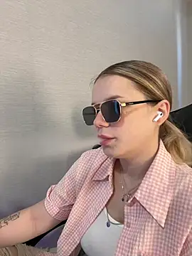 Snapshot of KimEvanss chatting on June 27, 2026, 5:13 am KimEvanss online show from June 27, 2026, 5:13 am