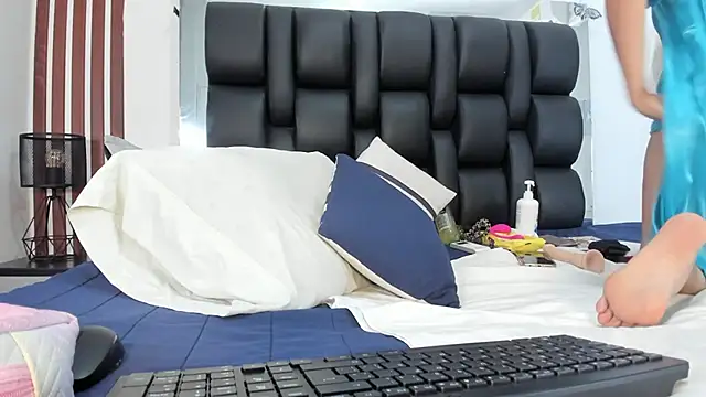 MILF AURORA online show from May 27, 2026, 7:54 pm