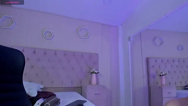 DeboraCopper  online show from April 16, 2026, 5:19 am