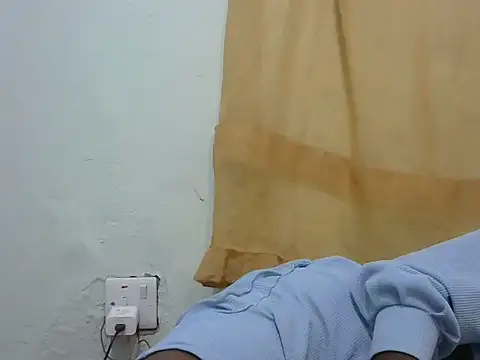 Snapshot of Rerpuss1 chatting on May 15, 2026, 9:35 pm Rerpuss1 online show from May 15, 2026, 9:35 pm