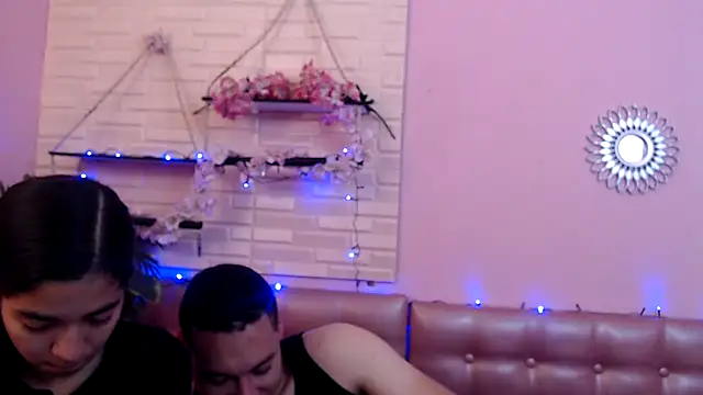 Aronandmoli69 online show from April 18, 2026, 11:45 am