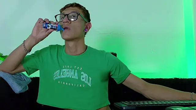 Snapshot of Damian_nix chatting on April 14, 2026, 5:23 am Damian nix online show from April 14, 2026, 5:23 am