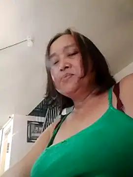 jeanyummytits online show from June 12, 2026, 11:24 pm