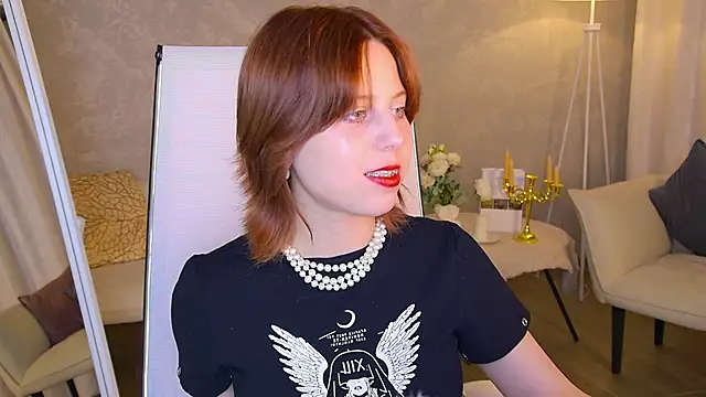 Snapshot of VivienneHebert chatting on May 18, 2026, 10:14 pm VivienneHebert online show from May 18, 2026, 10:14 pm