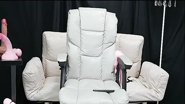 Mia--11 online show from April 30, 2026, 8:57 pm
