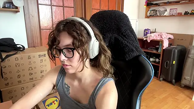 PillowPeachX online show from May 18, 2026, 10:09 am