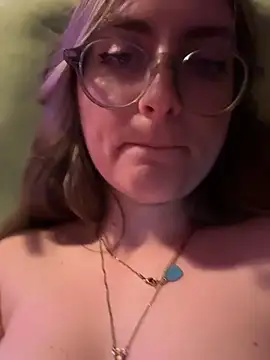 prettykitttty online show from April 15, 2026, 7:36 am