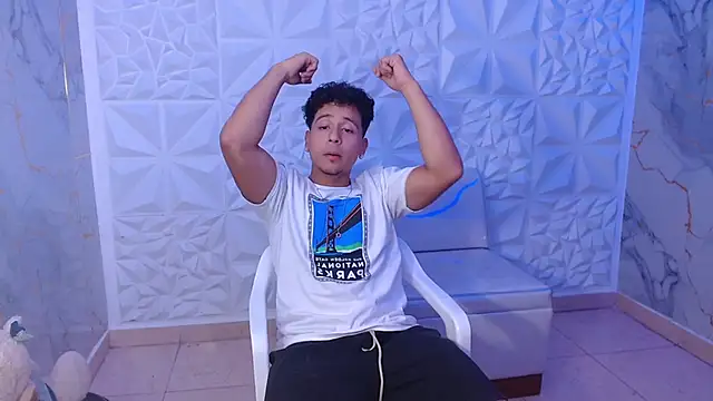 goldenjyj online show from April 14, 2026, 2:33 pm